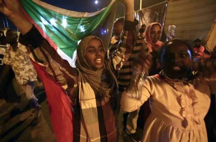 Des manifestants soudanais à Khartoum célèbrent le 15 mai 2019 à l'aube un accord trouvé entre les militaires au pouvoir et les meneurs de la conbtestation sur la gestion de la transition