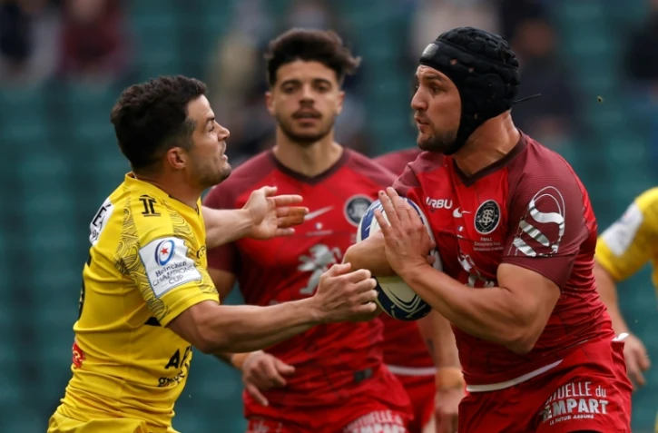 L'arrière rochelais Brice Dulin tente de stopper le flanker toulousain Francois Cros, lors de la finale de la Coupe d'Europe des Champions, le 22 mai 2021 au stade de Twickenham à Londres
