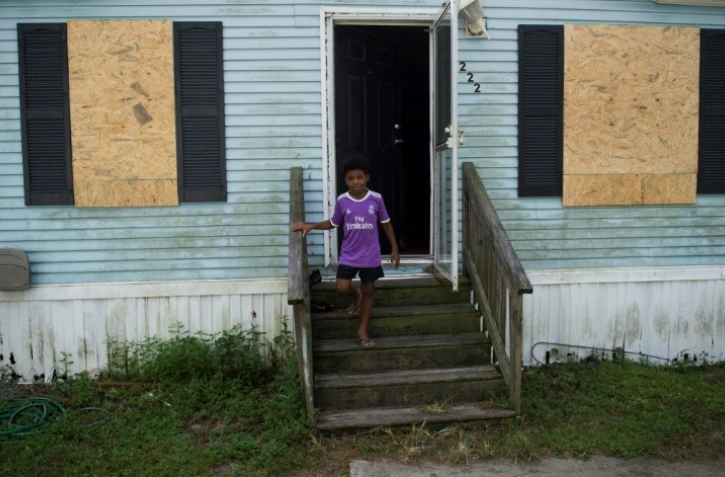 Un garçon évacuant son mobil-home avant l'arrivée de l'ouragan Florence à Wilmington en Caroline du Nord le 12 septembre 2018 