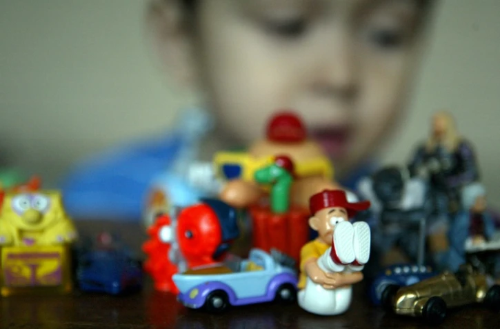 Des jouets d'oeufs Kinder Surprise du chocolatier Ferrero, le 15 avril 2004 Ă Francfort.