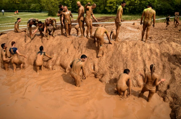 Des participants du "Mud day challenge", lors de la course d'obstacles le 7 mai 2016 Ă Beynes
