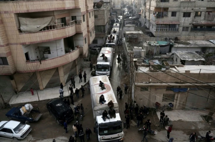 Un convoi d'aide humanitaire à son arrivée le 23 février 2016 à Kafra Batna localité rebelle de la périphérie de Damas assiégée par le régime