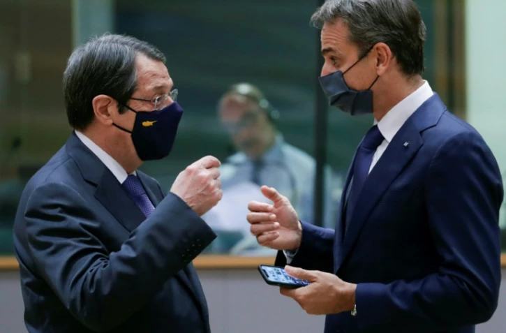 Le président chypriote Nicos Anastasiades (G) et le Premier ministre grec Kyriakos Mitsotakis discutent à leur arrivée à un sommet de l'Union européenne le 01 octobre 2020 à Bruxelles