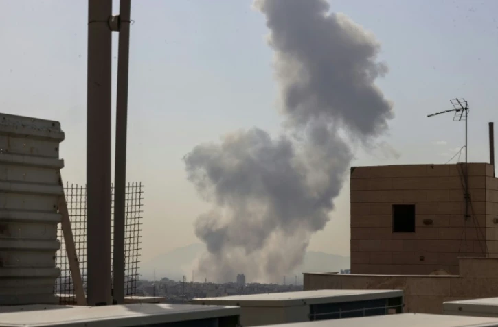 Un panache de fumée s'élève au-dessus d'un secteur de Téhéran alors que les Etats-Unis et Israël ont lancé des frappes sur l'Iran, le 28 février 2026