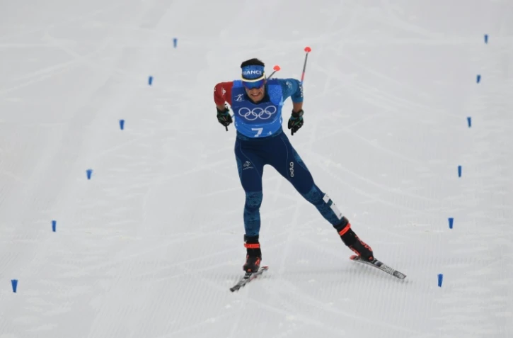 Adrien Backscheider franchit la ligne d'arrivée du relais 4x10 km de ski de fond, à Pyeongchang, le 18 février 2018
