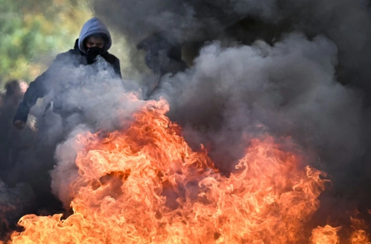 Un manifestant devant une barricade en feu pendant la mobilisation lycéenne devant le lycée Le Corbusier à Aubervilliers, en Seine-Saint-Denis, le 1er octobre 2026
