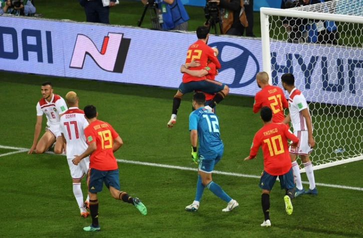 Le milieu espagnol Isco (22) dans les bras de Andres Iniesta après avoir égalkisé face au Maroc à Kaliningrad, le 25 juin 2018