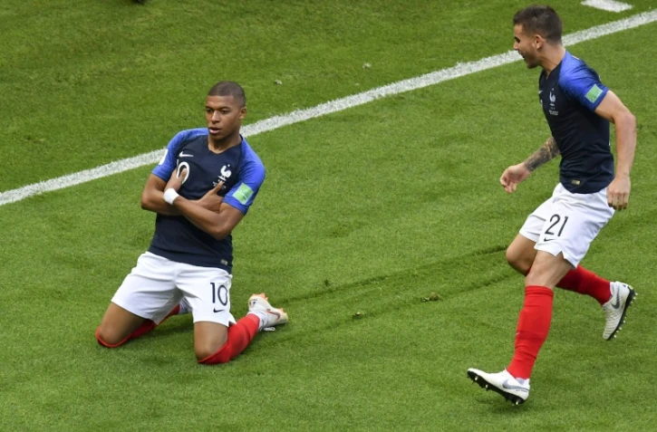 Kylian Mbappé (g) vient de marquer le 3e but de la France contre l'Argentine en 8es de finale de la Coupe du monde, le 30 juin 2018 à Kazan 