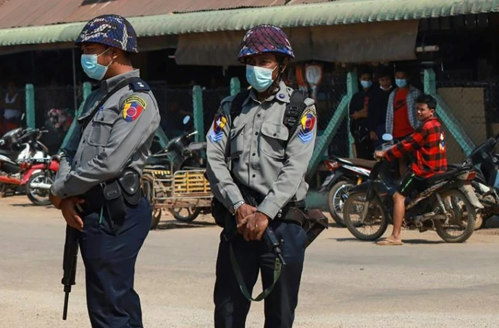 Photo des Free Burma Rangers prise entre le 5 et le 6 avril 2021 montrant des policiers surveillant un village dans le district de Dooplaya, Etat Karen (sud-est)
