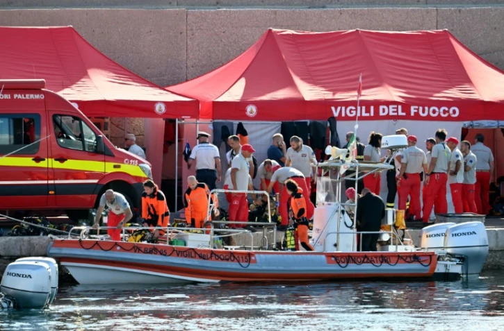Des plongeurs des pompiers italiens se préparent à Porticello près de Palerme, le 21 août 2024, deux jours après le naufrage du yacht de luxe battant pavillon britannique.