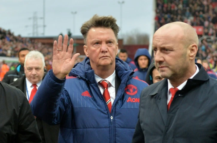 L'entraîneur de Manchester United Louis van Gaal (c) quitte le stade de Stoke City après la défaite de son équipe, le 26 décembre 2015 à Stoke-on-Trent