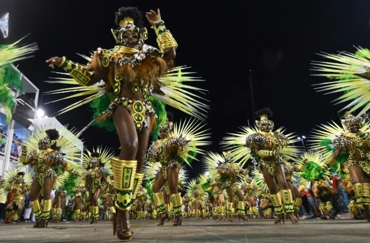 Les danseurs défilent le 8 février 2016 sur le sambodrome de Rio