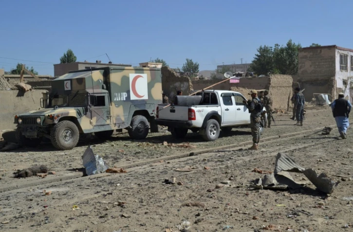 Des forces de sécurité afghanes sur les lieux d'un attentat suicide revendiqué par les talibans, le 7 juillet 2019 à Ghazni