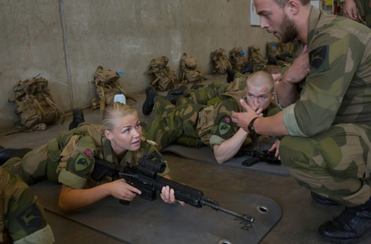 Une conscrite de l'armée norvégienne lors d'un entraînement à Setermoen dans le nord de la Norvège le 11 août 2016