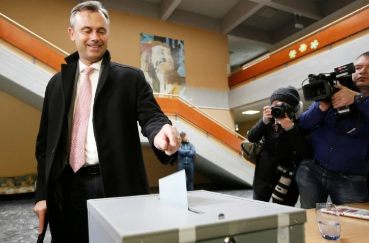 Le candidat du parti d'extrême-droite (FPOe) Norbert Hofer dépose son bulletin dans l'urne le 24 avril 2016 à Pinkafeld