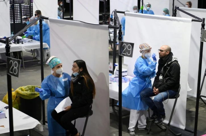 Des personnes se font testés avant d'assister à un concert où seront présents 5.000 spectateurs, le 27 mars 2021 à Barcelone