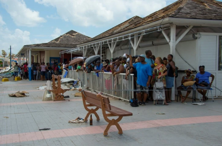 Des gens font la queue pour une distribution d'eau à Marigot sur la partie française de Saint-Martin, le 15 septembre 2017