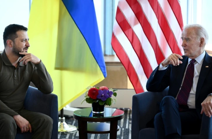 Le président américain Joe Biden et son homologue ukrainien Volodymyr Zelensky (g) lors d'une rencontre au sommet du G7, le 21 mai 2023 à Hiroshima, au Japon