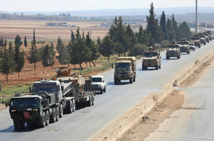 Un convpoi de forces turques sur une autoroute près de Saraqeb dans la province syrienne d'Idleb (nord-ouest), menacée d'une offensive du régime, le 29 août 2018