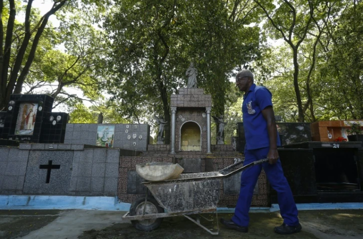 Le fossoyeur-philosophe Osmair Cândido  dans le cimetière de Penha, le 28 septembre 2021 à Sao Paulo, au Brésil