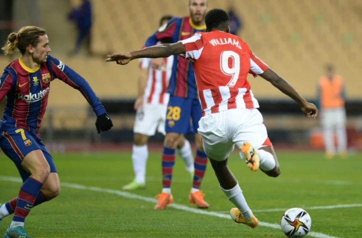 L'attaquant de l'Athletic Bilbao, Iñaki Williams (d), tire et marque lors de la finale de la Supercoupe d'Espagne face au FC Barcelone, à Séville, le 17 janvier 2021