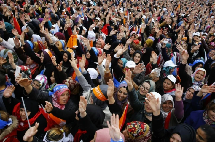 Les militants du parti au pouvoir AKP attendent l'arrivée du Premier ministre turc à Ankara le 31 octobre 2015