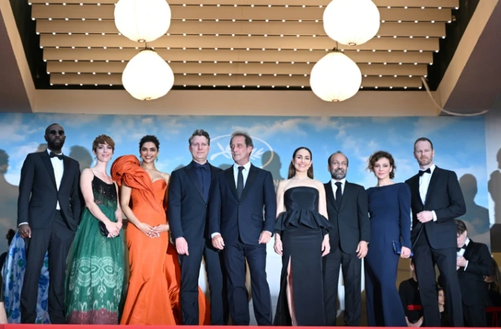 Le jury du festival de Cannes, présidé par Vincent Lindon (C), pose le 24 mai 2022 à Cannes