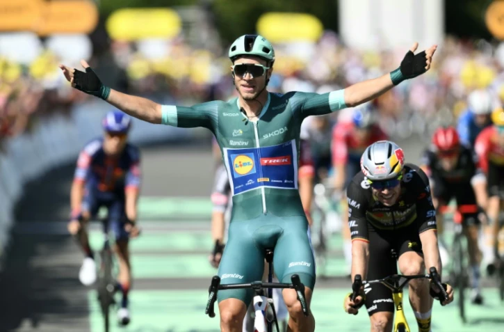 L'Italien Jonathan Milan s'impose au sprint devant le Belge Wout Van Aert, à l'arrivée de la 8e étape à Laval, le 12 juillet 2025