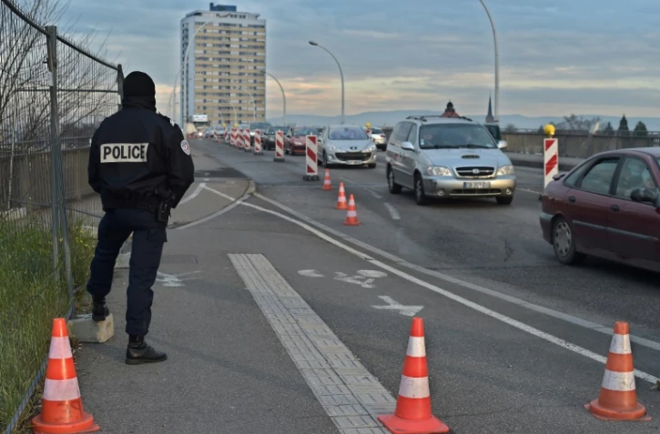 Un policier à la frontière entre la France et l'Allemagne le 29 décembre 2015