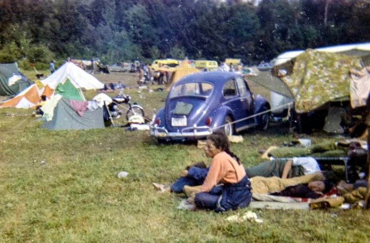 Des festivaliers sur un terrain de camping lors du mythique festival de Woodstock, qui fête cette année ses 50 ans