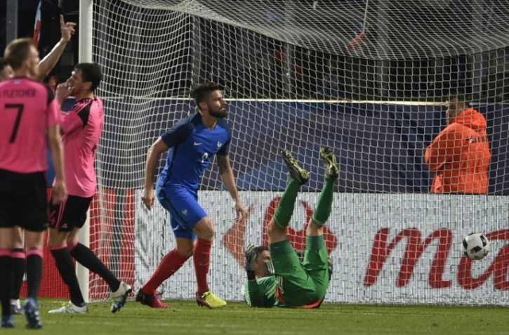 Olivier Giroud, auteur d'un doublé pour les Bleus, dont une "Madjer" ici contre l'Ecosse, le 4 juin 2016 à Saint-Symphorien
