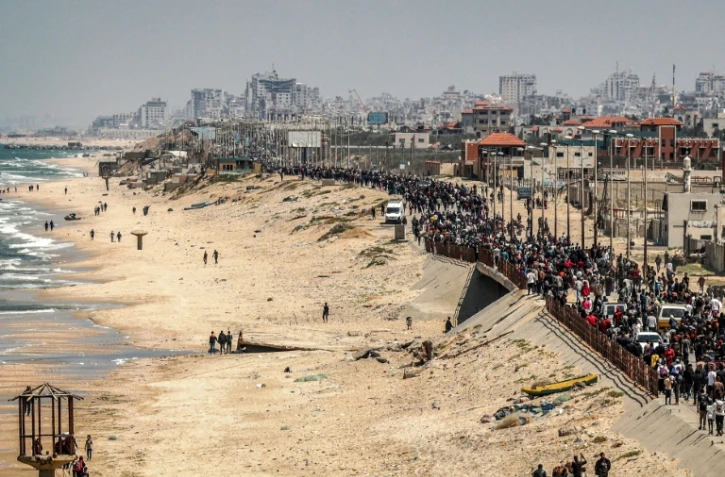 A Gaza, des milliers de déplacés longent la mer en espérant rentrer chez eux