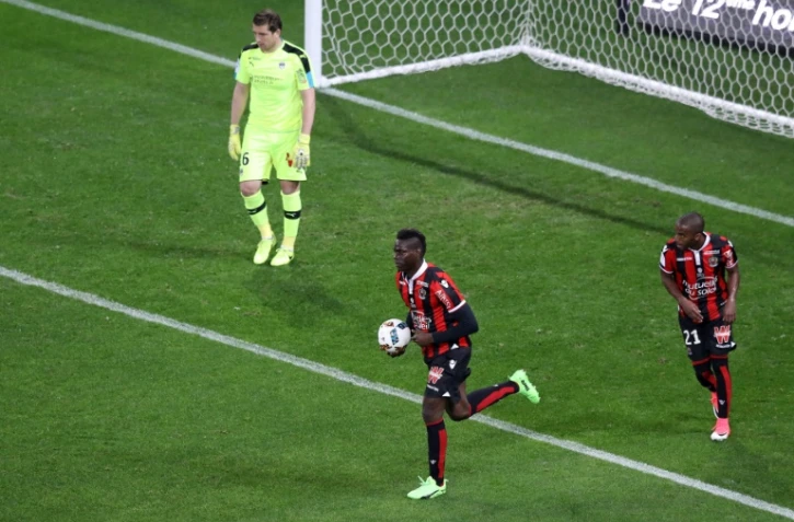 La vedette niçoise Mario Balotelli, buteur sur penalty face à Bordeaux, le 2 avril 2017 à l'Allianz Riviera