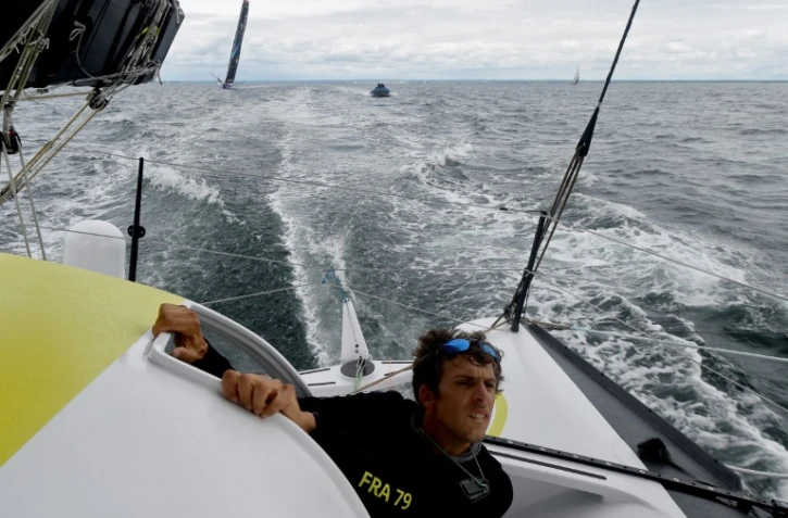 le skipper français Charlie Dalin, à bord de son monocoque "Apivia", le 19 juin 2020 au large de Port-la-Forêt