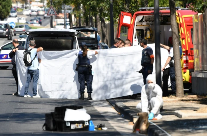 Le corps d'une victime renversée par un homme à Marseille évacué par ambulance le 21 août 2017