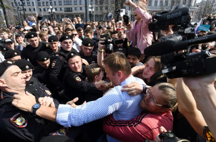 La police arrĂŞte le principal opposant russe AlexeĂŻ Navalny, lors d'une manifestation anti-Poutine interdite, le 5 mai 2018 Ă Moscou