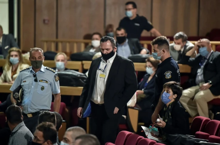 Yiannis Lagos (C), eurodéputé, qui a quitté le parti néonazi Aube dorée en 2019, le 12 ocotbre 2020 à Athènes