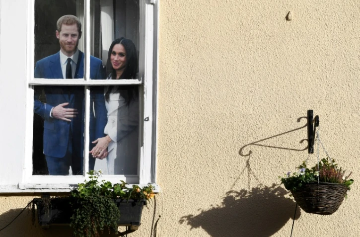 Photo en carton du couple princier Harry et Meghan affichée derrière la fenêtre d'un pub à Windsor, le 9 janvier 2020