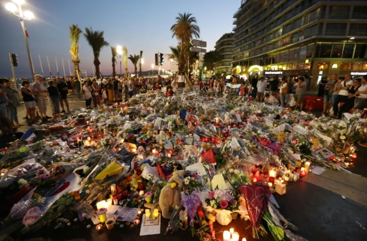 Des fleurs et des bougies avaient été déposées en hommage aux victimes, le 18 juillet 2016