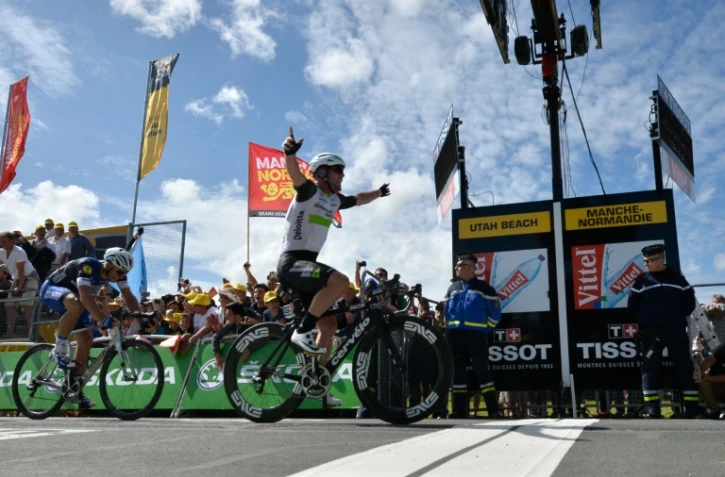 Le Britannique Mark Cavendish franchit la ligne en vainqueur lors de la 1ère étape du Tour de France, le 2 juillet 2016 à Sainte-Marie-du-Mont 