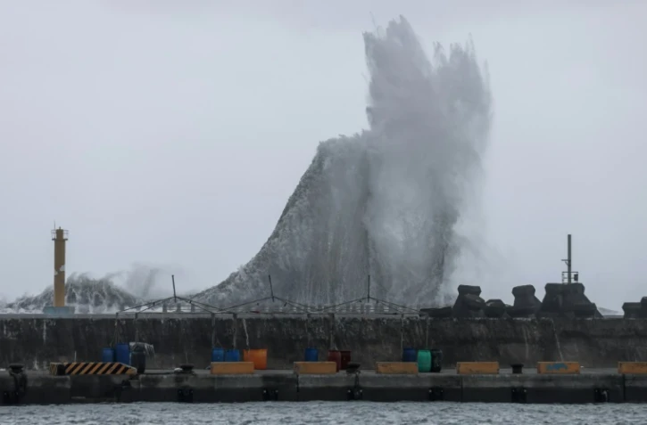 Des vagues s'abattent sur le rivage à Yilan, dans l'est de Taïwan, peu avant l'arrivée du typhon Haikui le 3 septembre 2023 
