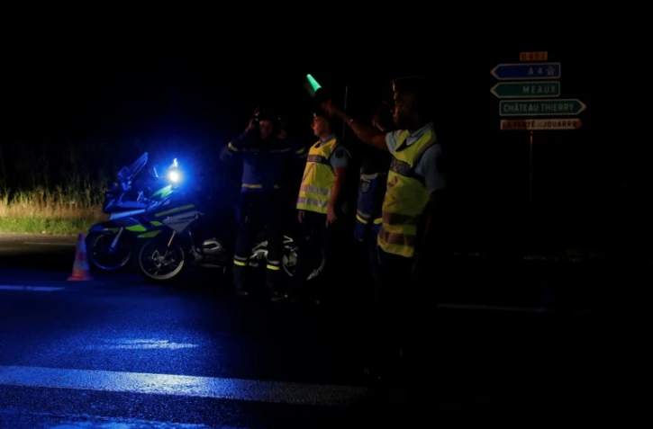 Barrage de police près du site où une voiture a foncé sur une pizzeria à Sept-Sorts en Seine-et-Marne, le 14 août 2017
