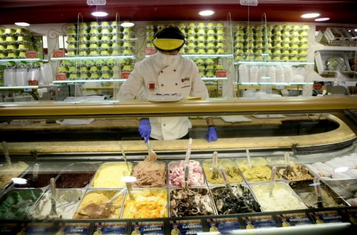 Un employé d'un magasin de glaces, le 30 avril 2020 à Rome