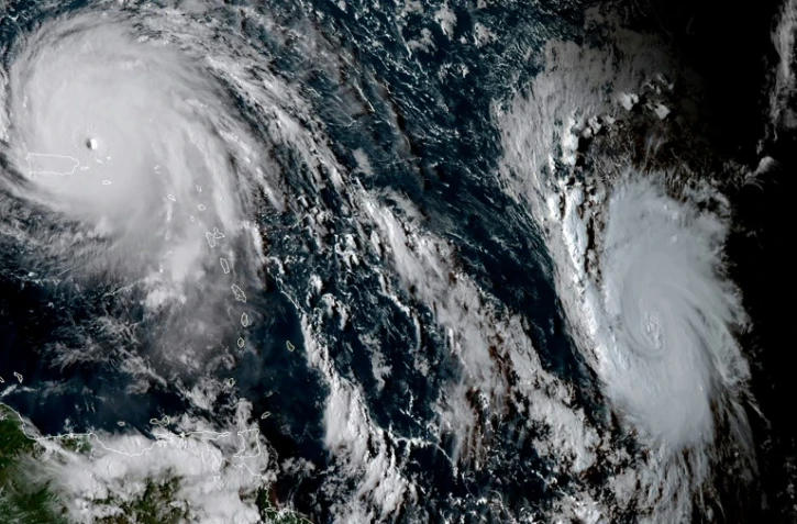 Photos satellite du 6 septembre 2017 des ouragans Irma (G) et José (D) obtenues auprès de l'Agence américaine d'observation océanique et atmosphérique