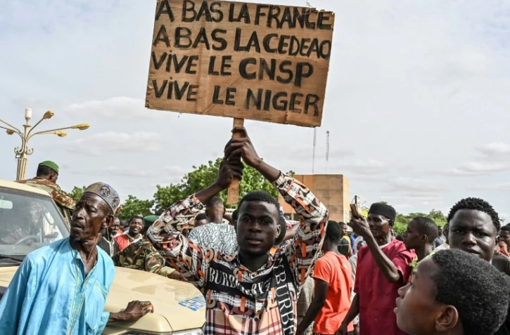 Des soutiens aux auteurs du coup d'Etat au Niger manifestent devant le grand stade de Niamey, le 6 août 2023