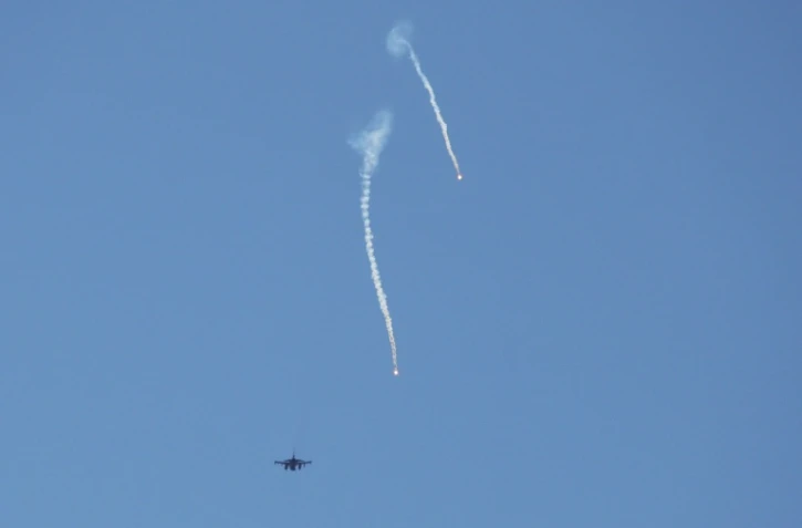 Un avion de combat israélien largue des fusées éclairantes alors qu'il survole la région de Marjayoun, dans le sud du Liban, le 4 juin 2026