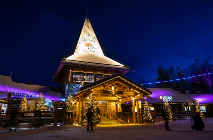 Des touristes visitent le village du père Noël, près de Rovaniemi, en Laponie finlandaise, le 2 décembre 2019.