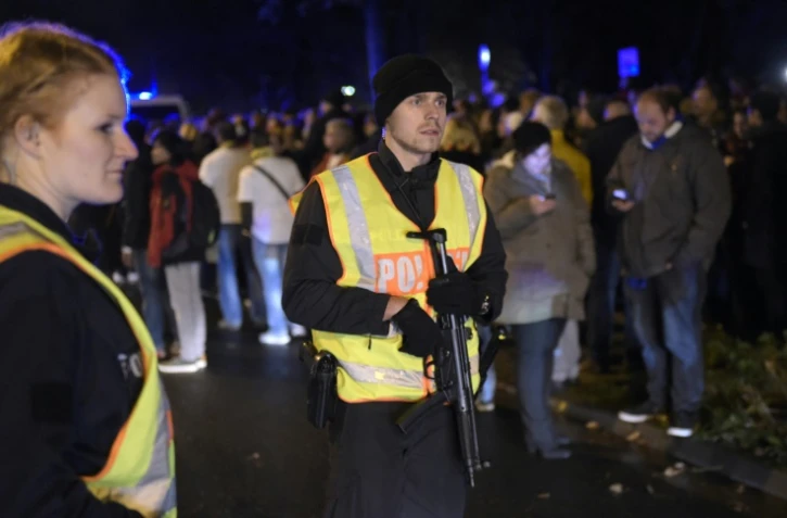 Evacuation du public d'Allemagne - Pays-Bas, sous la surveillance des forces de l'ordre, le 17 novembre 2015 à Hanovre