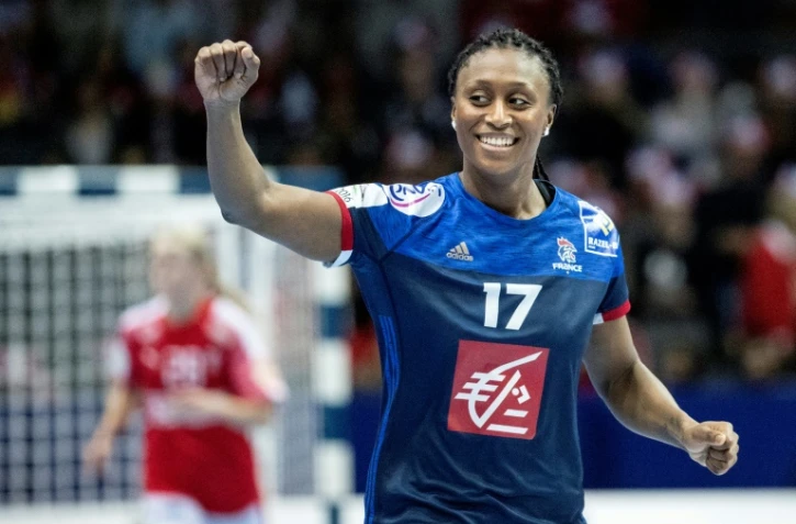 La capitaine des Bleues Siraba Dembélé heureuse de la médaille de bronze remportée devant le Danemark à l'Euro, le 18 décembre 2016 à Göteborg
