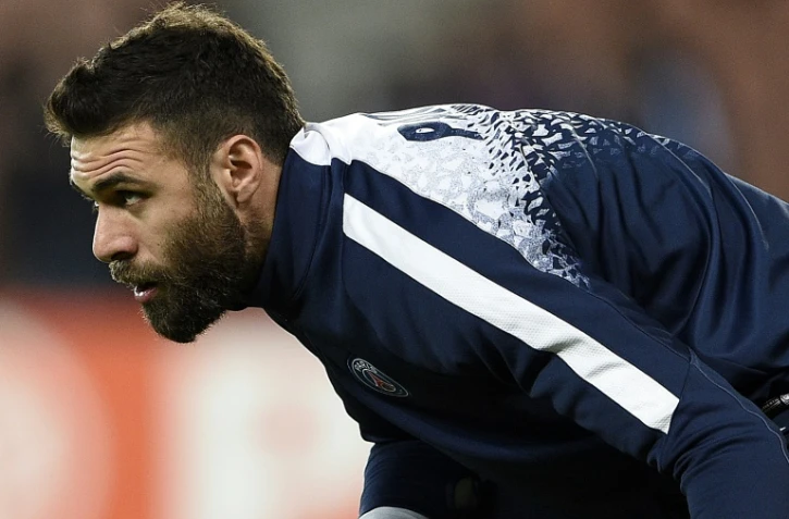 Salvatore Sirigu, le gardien de but du PSG, peu avant le coup d'envoi du match de Coupe de la Ligue contre Saint-Etienne le 15 décembre 2015 au Parc des Princes